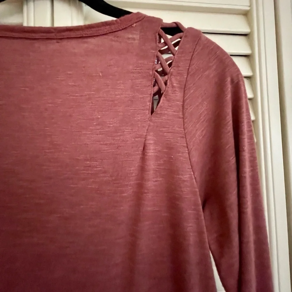 WOMENS LONG SLEEVE TOP WITH CUTOUTS AT SHOULDERS. SIZE L. - Picture 4 of 7
